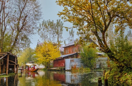 LIFE ON DAL LAKE